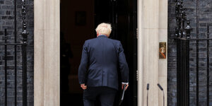 Boris Johnson tritt aus der Tür des Regierungsssitzes in Downuing Street 10
