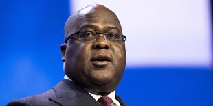 Der kongolesische Präsident Felix Tshisekedi am Schreibtisch sitzend