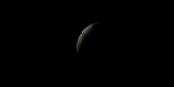 Bild einer partielle Mondfinsternis, mit schwachem Lichtbogen am Mond
