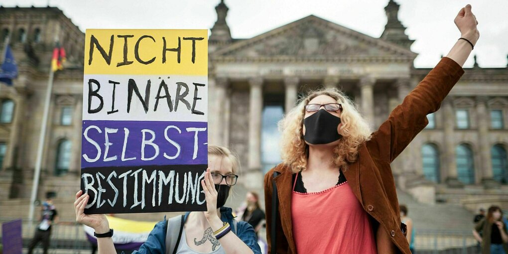 Eine Person protestiert f+r die Einführung des Selbstbestimmungsgesetzes in Berlin