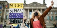 Eine Person protestiert f+r die Einführung des Selbstbestimmungsgesetzes in Berlin