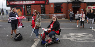 Vorfreude auf das Auftaktmatch in der Fußballstadt: Rolling Fans in Manchester.