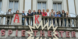 Die Künstlerinnen der Gruppe Endmoräne auf dem Balkon des Kinos in Frankfurt (Oder)