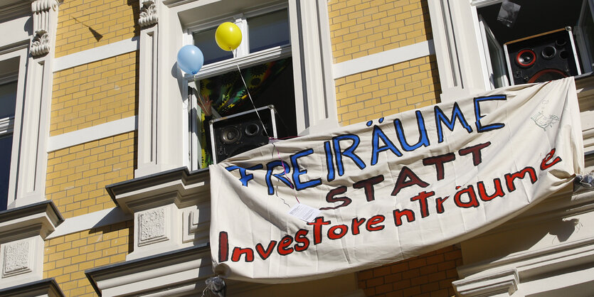 Beschreibung Luftballons und ein Banner mit dem Schriftzug "Freiräume statt Investorenträume" hängen am Donnerstag (03.03.2011) in der Scharnweberstraße 29 in Berlin Friedrichshain an einem Fenster - ein Protest gegen eine Räumung im Jahr 2011