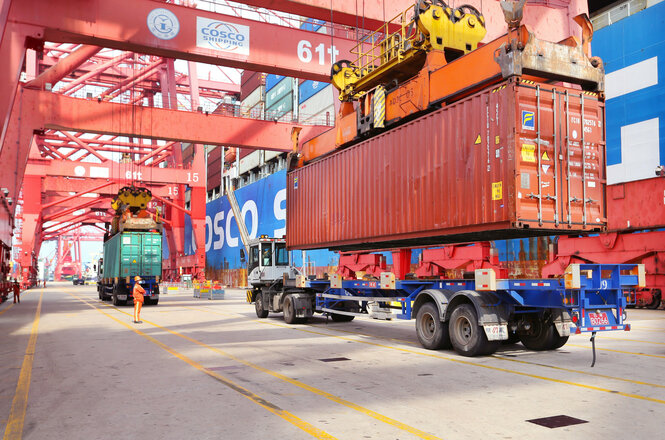 Container werden auf LKW verladen