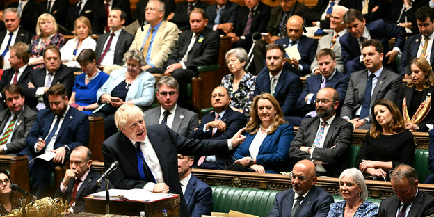 Boris Johnsons spricht vor dem Parlament, hinter ihm sitzen die Minister und Abgeordneten