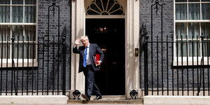 Boris Johnson verlässt winkend das Gebäude Downing Street