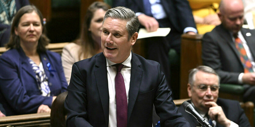 Keir Starmer steht im Parlament am Rednerpult