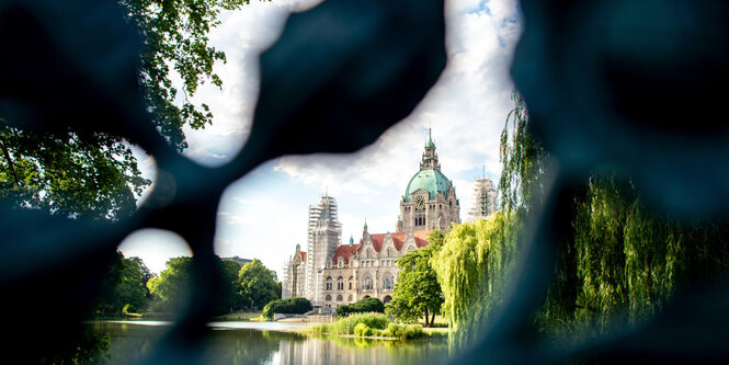 Die Sonne scheint auf das Neue Rathaus von Hannover im Maschpark