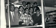 Indische Männer mit Krawatten schauen auf einen Fotografen