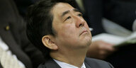 Japans Ex-Premierminister Abe schaut nach oben