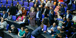 Viele Gespräche und Unruhe im Bundestag unter den Abgeordneten