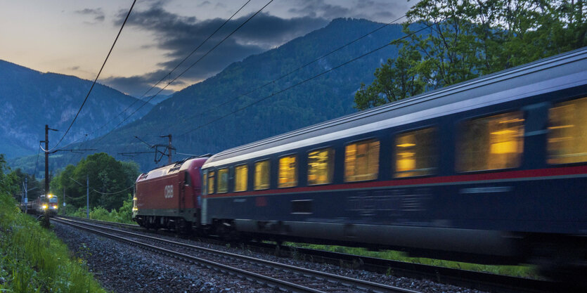 Ein Zug fährt in der Nacht