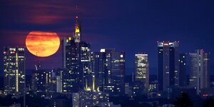 Frankfurter Skyline mit Mond.
