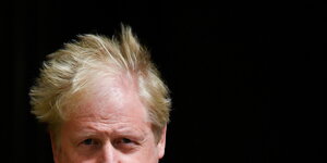 Boris Johnson mit wehenden Haaren im Wind
