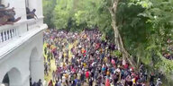 Huderte Menschen befinden sich in der Gartenanlage des Präsidentensitzes in Sri Lanka
