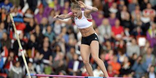 Kira Grünberg beim Stabhochsprung