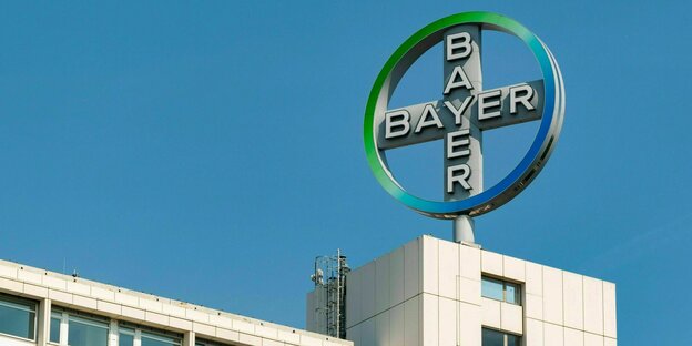 Bayer-Logo auf dem Dach der Berliner Zentrale