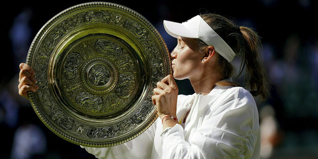 Elena Rybakina küsste den Siegerteller von Wimbledon