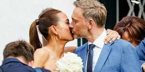 Christian Lindner und seine Frau Franca Lehfeldt küssen sich