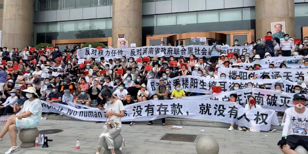 Kleinsparer demonstrieren in der zentralchinesischen Stadt Zhengzhou gegen mafiöse Strukturen.
