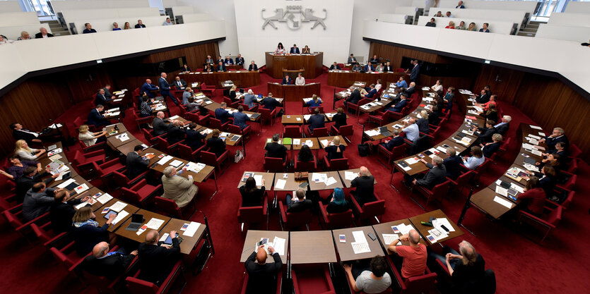 Abgeordnete der Bremer Bürgerschaft bei der konstituierenden Sitzung im Haus der Bürgerschaft in Bremen im Juli 2019 von hinten und oben fotografiert; die Zahl der Abgeordneten soll für die nächste Wahl um drei erhöht werden