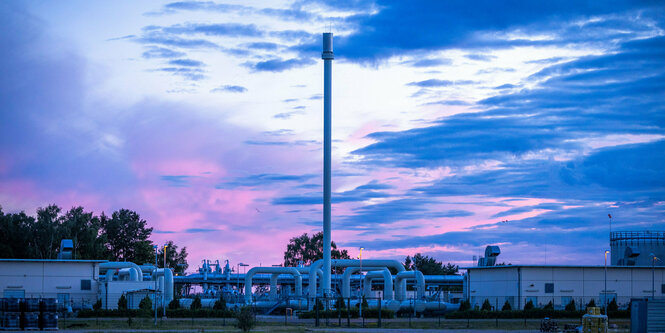 Gaspipelines vor einem Sonnenaufgang