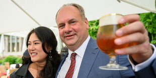 Dirk Hilbert mit Bierglas und daneben seine Ehefrau Su Yeon Hilbert