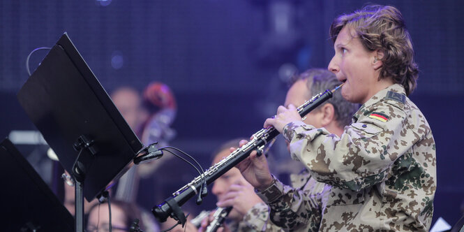 Eine Klarinettistin des Bundeswehrorchesters bei einem Auftritt in Wacken