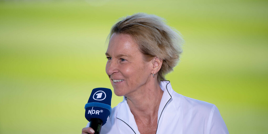 Martina Voss-Tecklenburg mit einem Mikrofon der ARD in der Hand