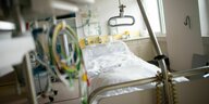 Ein leeres Bett im Krankhaus mit Gerätsmedizin