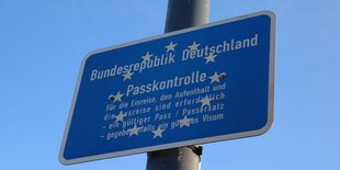 Ein Schild, das auf eine Passkontrolle hinweist