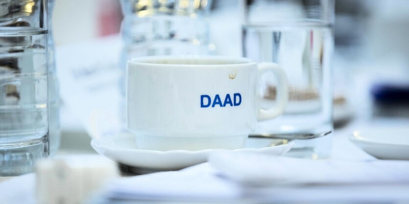 Tasse mit dem Logo des Deutschen Akademischen Austauschdiensts