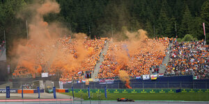 Oranger Rauche und Verstappen-Fans dicht gedrängt im Zuschauerbereich beim Rennen in Österreich