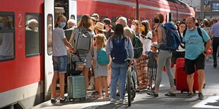 Gedränge auf einem Bahnsteig