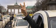 Ein Taxifahrer macht das Victory-Zeichen