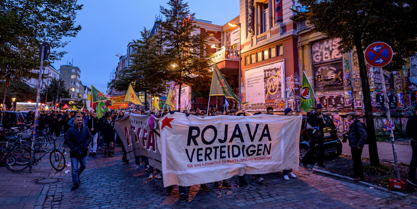 Das Bild zeigt eine pro-kurdische Demo im Hamburger Schanzenviertel 2019.