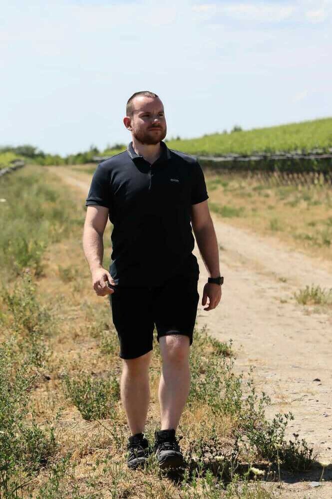 Lars Katzmarek unterwegs auf einem Feldweg