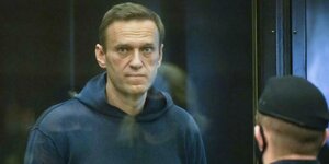 Alexej Nawalny im Trainingsanzug mit ernstem Gesicht beim Gang ins Gericht