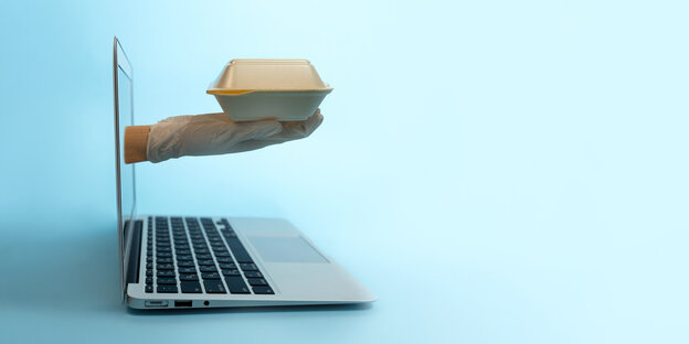 Eine Hand mit Handschuh hält eine Styropor Essensverpackung, die Hand kommt aus einem LComputerbildschirm heraus