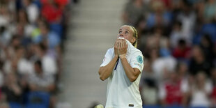 Beth Mead zieht mit ungläubigem Blick das Trikot vor den Mund