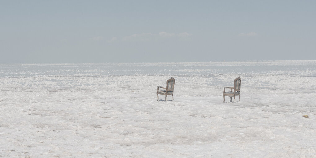 Zwei Sessel im schaumigen Meer