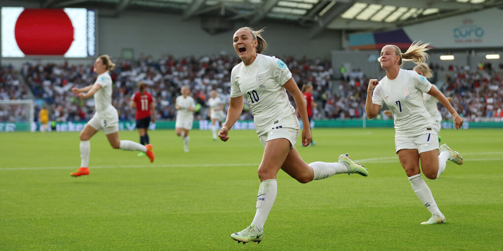 Rauschhaftes Geschehen: Englands Georgia Stanway (l.) feiert ihr erstes Tor - mit Beth Mead.