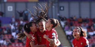 Jubelnde portugiessische Fußballerinnen