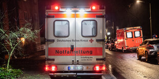 Rettungswagen stehen in Kladow unweit eines Pflegeheimes