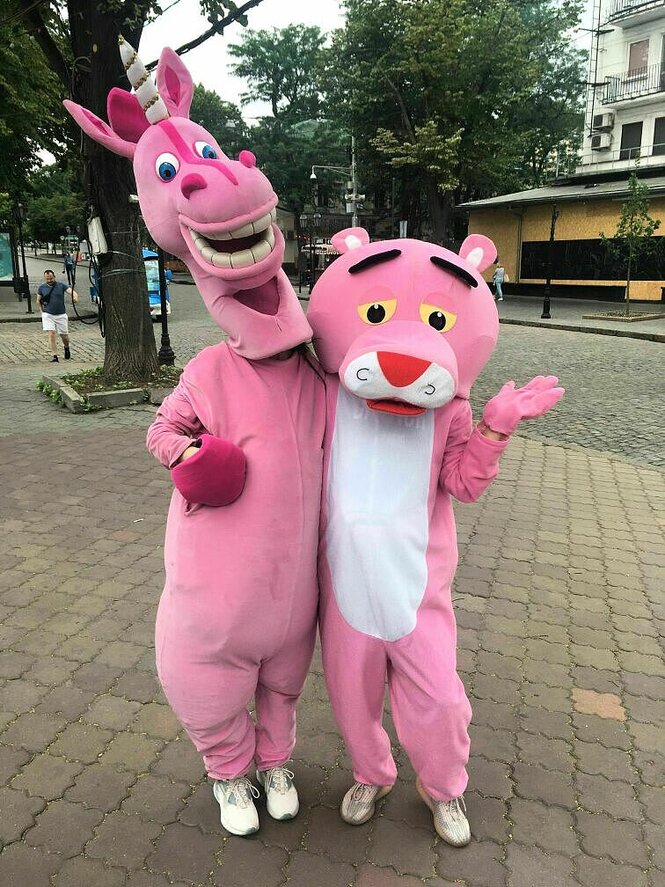 Aljona und Margo als Pink Panther und Einhorn unterwegs