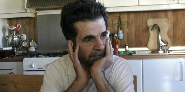 Der iranische Regisseur Jafar Panahi sitzt in seiner Küche.
