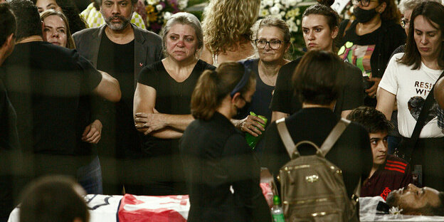 Teilnehmer und Teilnehmerinnen an der Beerdigung von Marcelo Arruda stehen vor seinem Sarg