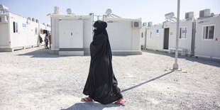 Frau mit Abaya im Flüchtlinglager