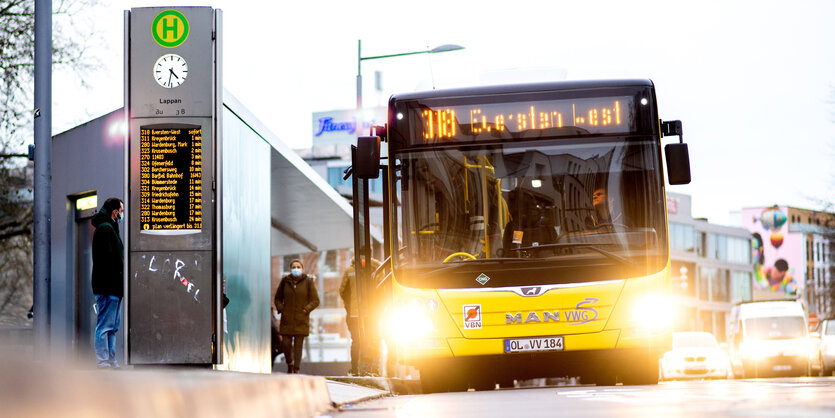 Ein Bus steht an einer Haltestelle